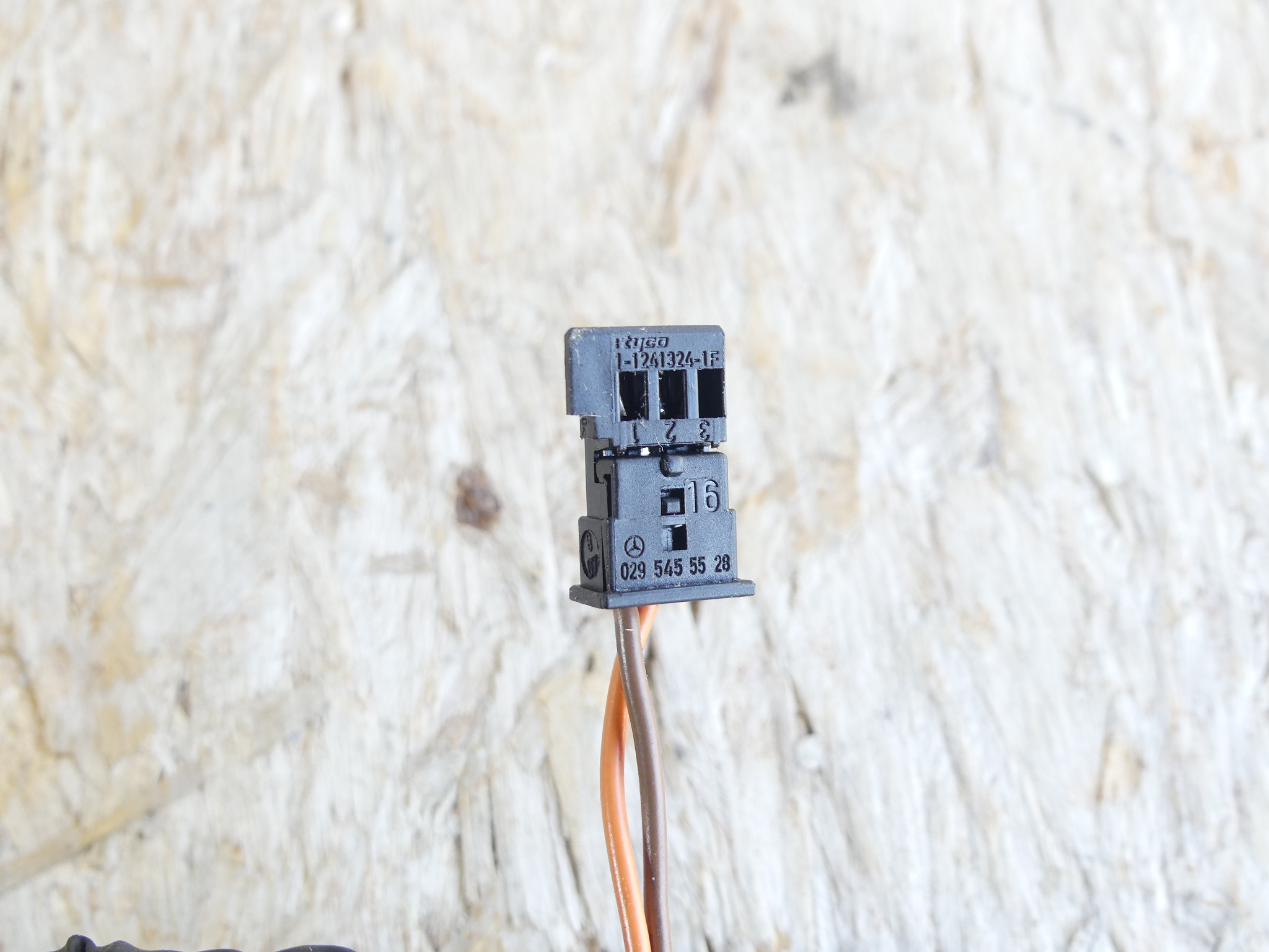 Mercedes Black 3 Pole 2 Wire Connector 0295455528 - Hermes Mercedes Black 3 Pole 2 Wire Connector 0295455528 - Hermes